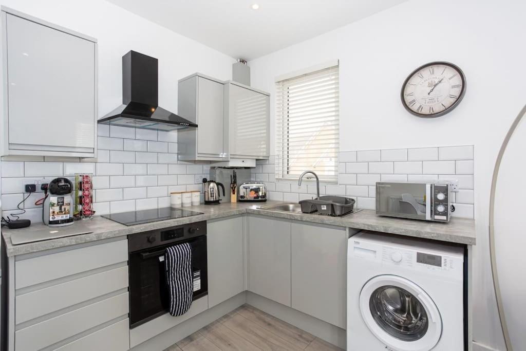 2 Bed Apartment Near The Beach Southend-on-Sea Exterior photo